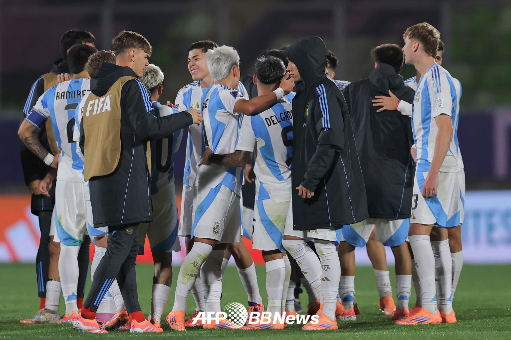 2025 국제축구연맹(FIFA) 20세 이하(U-20) 월드컵 16강 진출을 조기에 확정한 아르헨티나 U-20 대표팀 선수들. /AFPBBNews=뉴스1