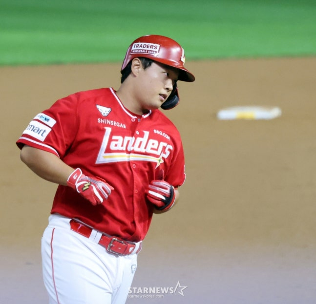 현원회가 9회말 투런 홈런을 날리고 베이스를 돌고 있다. /사진=강영조 선임기자