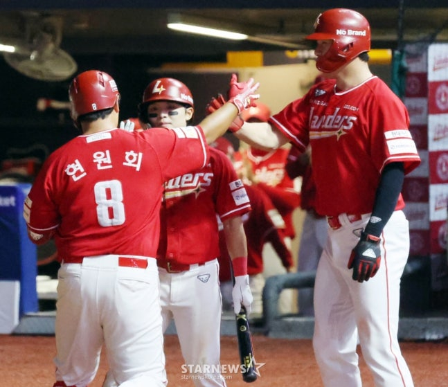 홈런을 터뜨린 현원회(왼쪽)가 홈을 밟고 정준재(가운데), 류효승의 환영을 받고 있다. /사진=강영조 선임기자