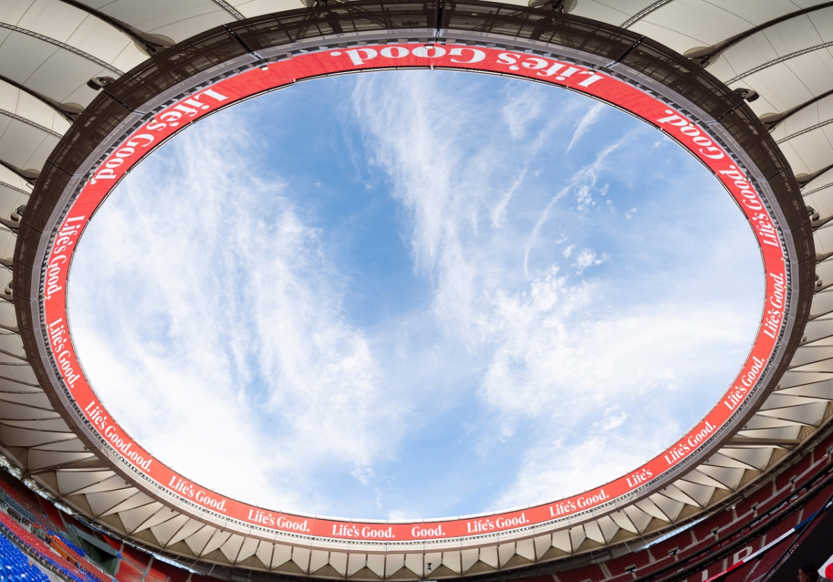  LG전자가 스페인 프로 축구팀 아틀레티코 마드리드의 홈구장 리야드 메트로폴리타노 최상단에 설치한 2000m2 규모의 초대형 리본보드./사진=LG전자