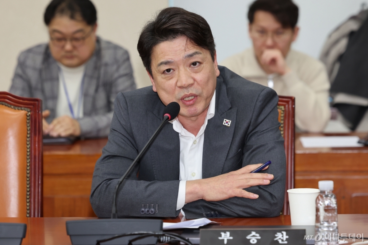 [서울=뉴시스] 권창회 기자 = 부승찬 국방위 더불어민주당 간사가 17일 오후 서울 여의도 국회에서 열린 국방위원회 전체회의에서 여야 합의 없이 현안질의가 진행된 것에 항의하고 있다. 2025.02.17. kch0523@newsis.com /사진=권창회