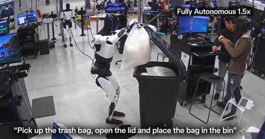 테슬라가 개발 중인 휴머노이드 '옵티머스'가 쓰레기통을 열어 쓰레기를 버리고 있다. /엑스 캡처