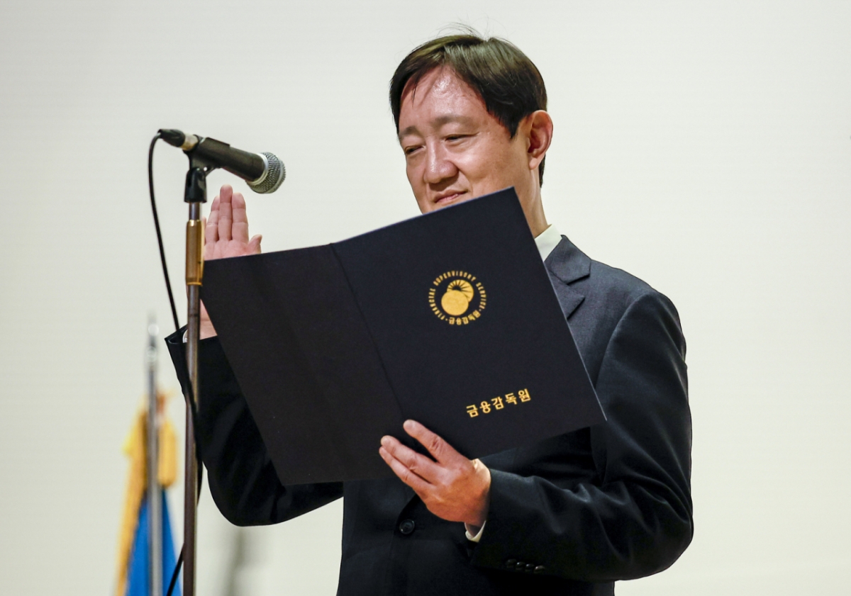 이찬진 금융감독원장을 비롯한 임직원들이 29일 서울 영등포구 금융감독원에서 열린 금융소비자보호 강화를 위한 임직원 결의대회에서 결의문 선서를 하고 있다. /사진=뉴시스