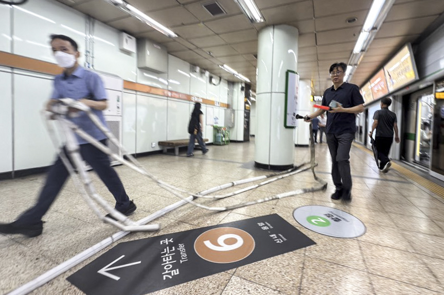 서울 지하철 합정역에 화재가 발생한 가운데 1일 오후 서울 마포구 서울지하철 2호선 합정역 승강장에서 직원들이 분주하게 이동하고 있다./사진=뉴시스.