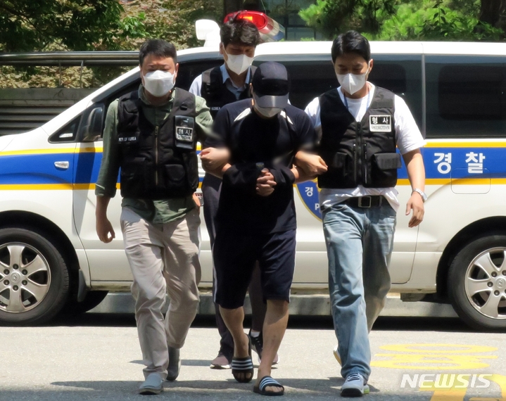 자신의 아내가 성폭행을 당했다고 오해해 동료 공무원을 살해한 혐의를 받은 40대 남성이 14일 오후 인천 미추홀구 인천지법에서 열린 영장실질 심사에 출석하고 있다. 2022.07.14. /사진=뉴시스