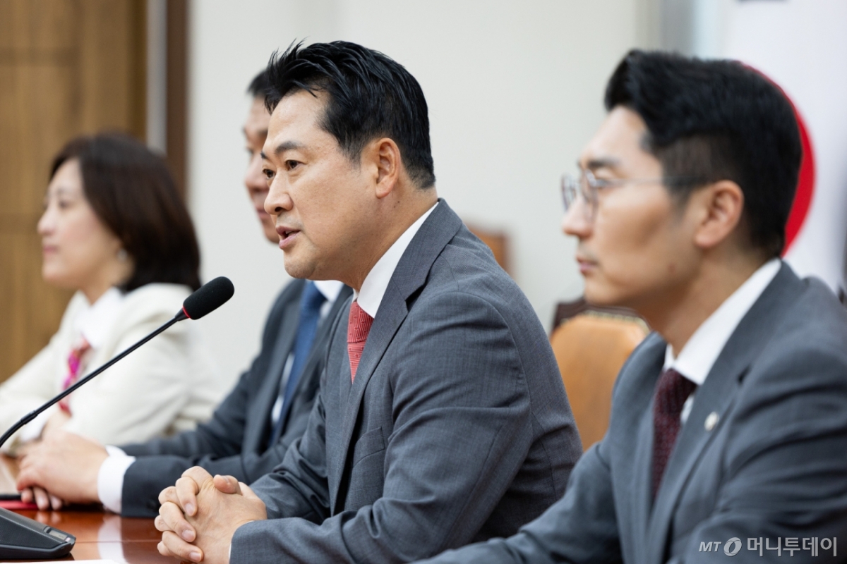 (서울=뉴스1) 유승관 기자 = 장동혁 국민의힘 대표가 2일 서울 여의도 국회에서 현안 관련 기자간담회를 하고 있다. 2025.10.2/뉴스1 Copyright © 뉴스1. All rights reserved. 무단 전재 및 재배포, AI학습 이용 금지. /사진=(서울=뉴스1) 유승관 기자