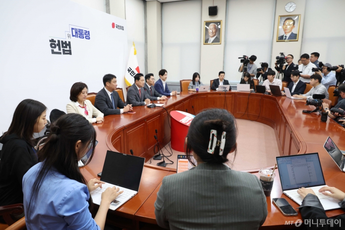 [서울=뉴시스] 조성봉 기자 = 장동혁 국민의힘 대표가 2일 오후 서울 여의도 국회에서 열린 현안 관련 기자간담회에서 발언을 하고 있다. 2025.10.02. suncho21@newsis.com /사진=조성봉