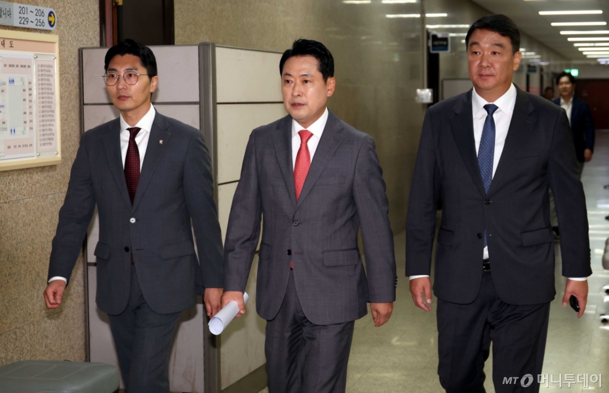 [서울=뉴시스] 조성봉 기자 = 장동혁 국민의힘 대표가 2일 오후 서울 여의도 국회에서 열린 현안 관련 기자간담회에 참석하고 있다. 2025.10.02. suncho21@newsis.com /사진=조성봉