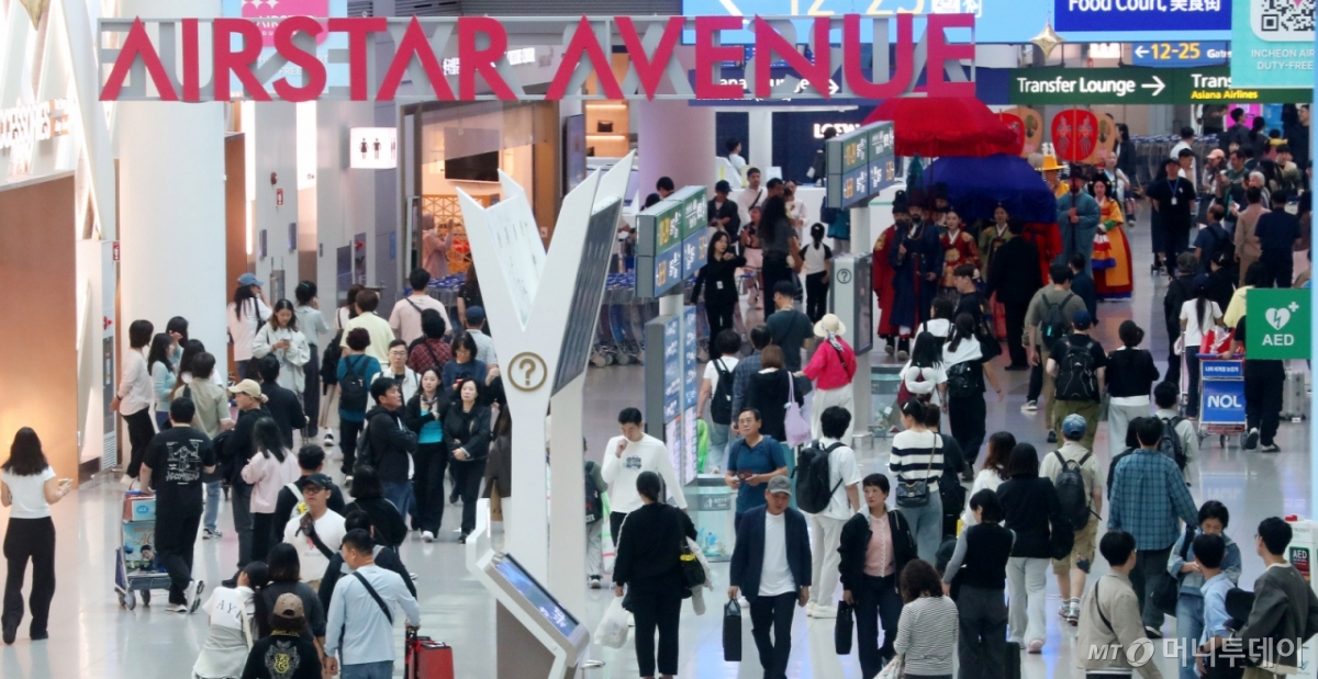[인천공항=뉴시스] 김혜진 기자 = 추석 연휴를 하루 앞둔 2일 인천국제공항 면세구역이 여행객들로 붐비고 있다.   인천공항공사는 이달 2일부터 12일까지 인천공항을 이용하는 승객이 245만명을 넘을 것으로 예상했다. 2025.10.02. jini@newsis.com /사진=김혜진