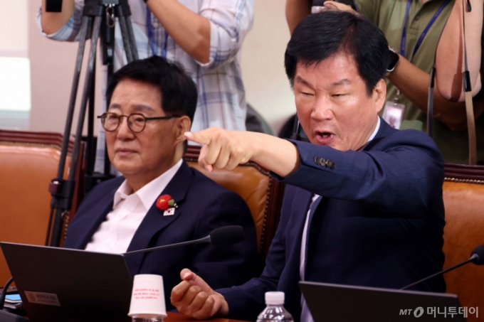 [서울=뉴시스] 조성봉 기자 = 박균택 더불어민주당 의원이 16일 오전 서울 여의도 국회에서 열린 법제사법위원회 전체회의에서 곽규택 국민의힘 의원의 발언에 강하게 항의하고 있다.  2025.09.16. suncho21@newsis.com /사진=조성봉