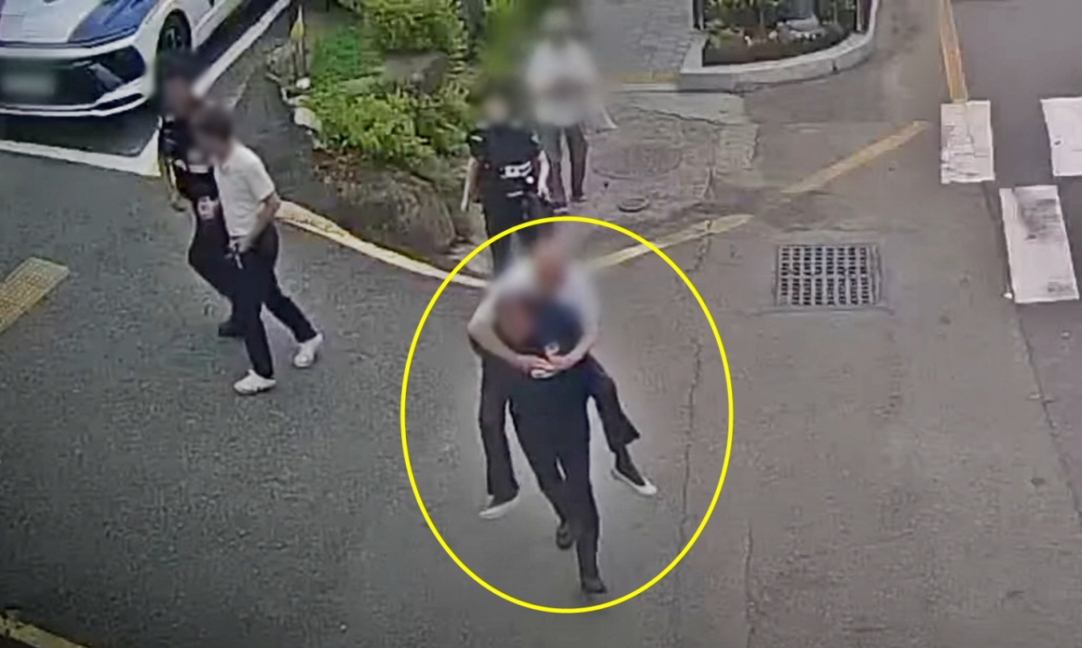 병원 가던 길에 몸에 힘이 빠져 주저앉은 노인이 시민과 경찰 도움으로 무사히 치료받고 건강을 회복했다./사진=유튜브 채널 '경찰청'