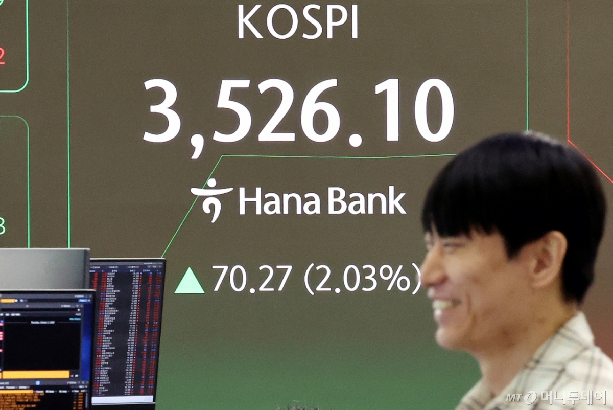 (서울=뉴스1) 이호윤 기자 = 추석 명절을 앞두고 코스피가 최고가를 갱신한 2일 오전 서울 중구 하나은행 딜링룸 전광판에 개장 시황이 나오고 있다. 이날 코스피는 전 거래일보다 70.27포인트(2.03%) 오른 3526.10에 거래되고 있다. 2025.10.2/뉴스1  Copyright © 뉴스1. All rights reserved. 무단 전재 및 재배포,  AI학습 이용 금지. /사진=(서울=뉴스1) 이호윤 기자