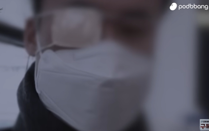 2022년 9월18일 밤에도 부부는 치고받고 싸웠다. A씨는 소주병으로 남편의 머리를 때렸고, 같은 달 20일엔 소주를 넣은 주사기로 남편의 한쪽 눈을 찔러 실명에 이르게 했다. A씨는 모든 싸움의 원인이 남편의 '폭언'에 있었다고 주장한다.   남성은 주변에 A씨의 가정폭력 사실을 알리지 않았다. 병원에도 "나뭇가지에 눈을 찔렸다"고 거짓말했고, 일기에는 "아내와 자식을 보면 다시 힘을 얻는다"고 적어놨다./사진=팟빵 캡처