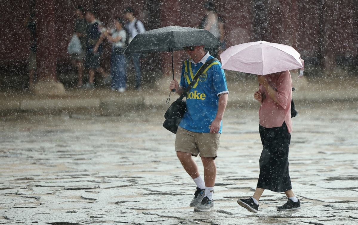 전국 대부분 지역에서 비가 내린 지난달 1일 오후 서울 종로구 경복궁에서 우산을 쓴 외국인 관광객들이 발걸음을 옮기고 있다./사진=뉴스1.