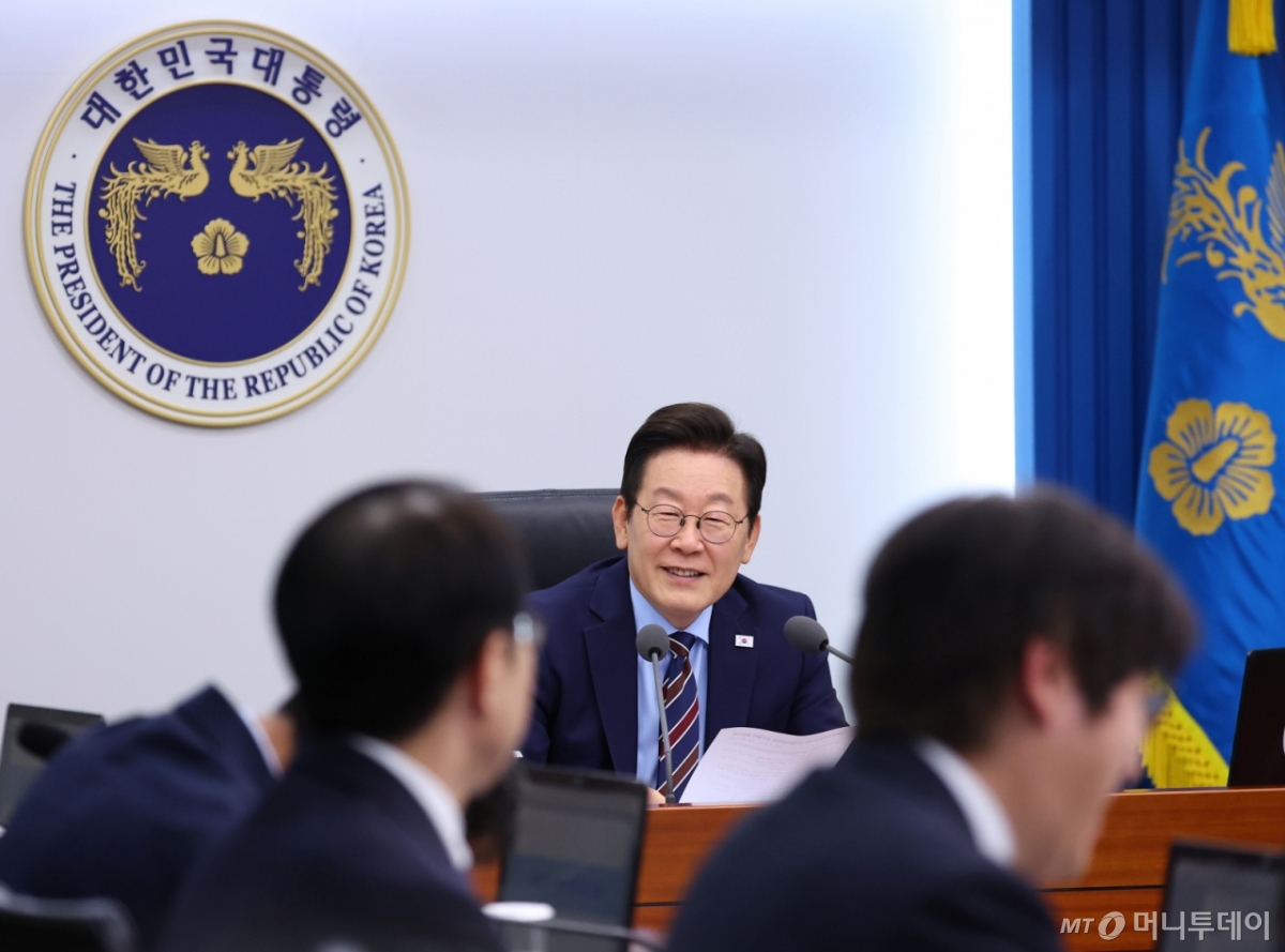 [서울=뉴시스] 최동준 기자 = 이재명 대통령이 2일 서울 용산 대통령실 청사에서 열린 수석보좌관회의에서 발언하고 있다. (대통령실통신사진기자단) 2025.10.02. photocdj@newsis.com /사진=