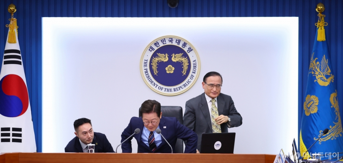 [서울=뉴시스] 최동준 기자 = 위성락 국가안보실장이 2일 서울 용산 대통령실 청사에서 열린 수석보좌관회의에서 이재명 대통령의 의자 높이를 조절해 준 뒤 자리로 향하고 있다. (대통령실통신사진기자단) 2025.10.02. photocdj@newsis.com /사진=