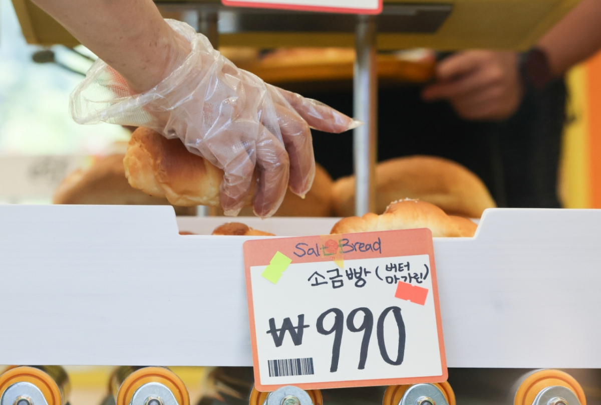 서울 성동구 글로우 성수에 마련된 유튜버 '슈카월드'의 베이커리 팝업 스토어 ETF베이커리를 찾은 시민들이 990원에 판매되는 소금빵을 고르고 있다./사진제공=뉴시스