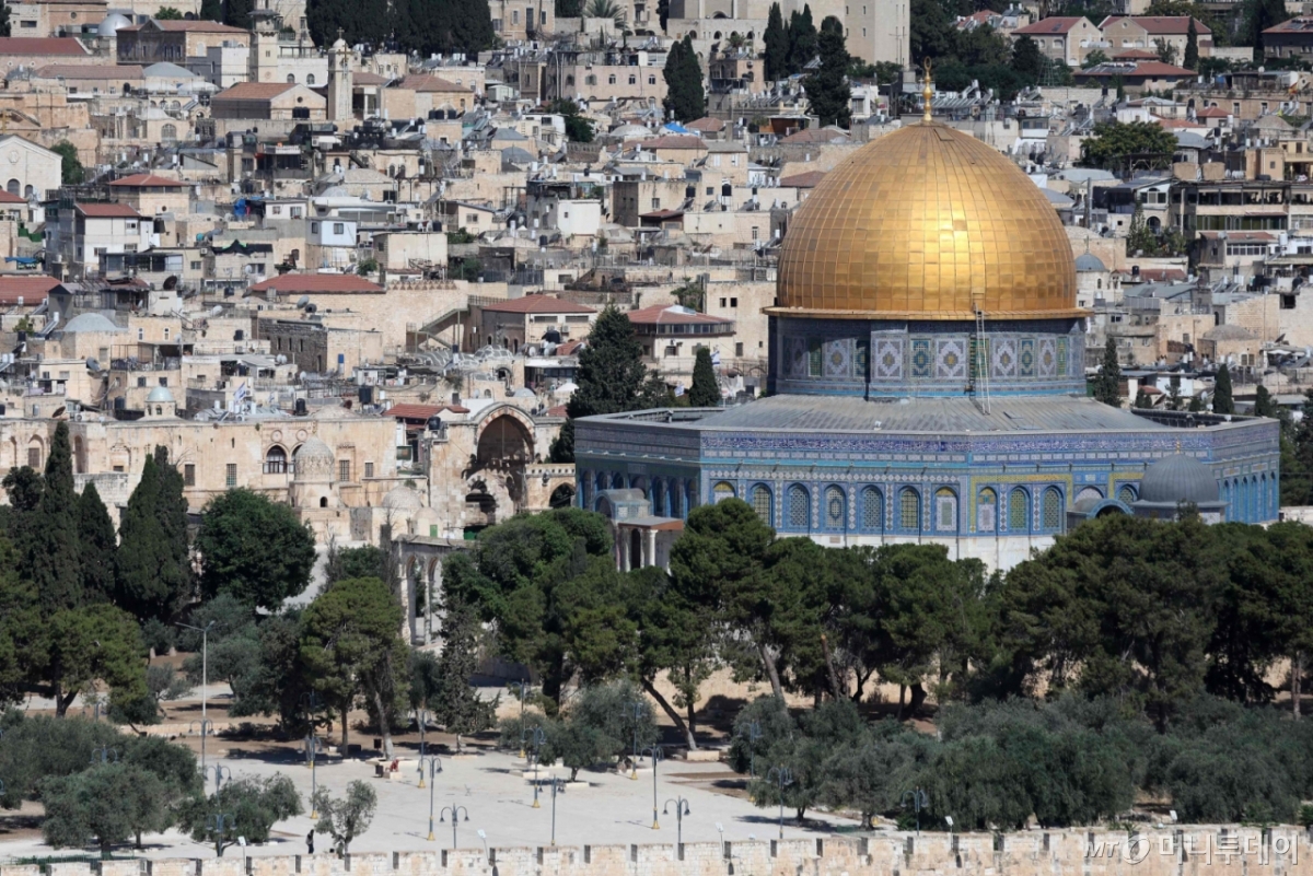 이스라엘의 이란 공습으로 인해 지난 6월 13일(현지시간) 예루살렘의 올드시티에 있는 빈 알아크사 사원 건물 금요 예배가 공식 취소됐다. 황금 지붕은 '바위의 돔'. /AFPBBNews=뉴스1