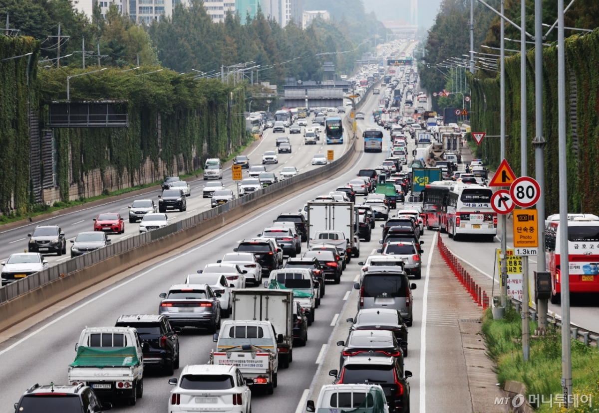 (서울=뉴스1) 장수영 기자 = 추석 연휴를 하루 앞둔 2일 오후 서울 서초구 경부고속도로 잠원IC 부산방향이 귀성길을 떠나는 차량으로 정체되고 있다. 2025.10.2/뉴스1 Copyright © 뉴스1. All rights reserved. 무단 전재 및 재배포, AI학습 이용 금지. /사진=(서울=뉴스1) 장수영 기자