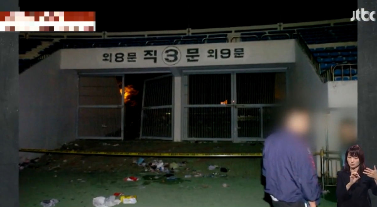 4개 출입구 중 유일하게 개방됐던 직3문. '출구 전용'을 입구로 개방해 참사를 키웠다는 지적이 나온다.  /사진=JTBC 방송화면 캡처  