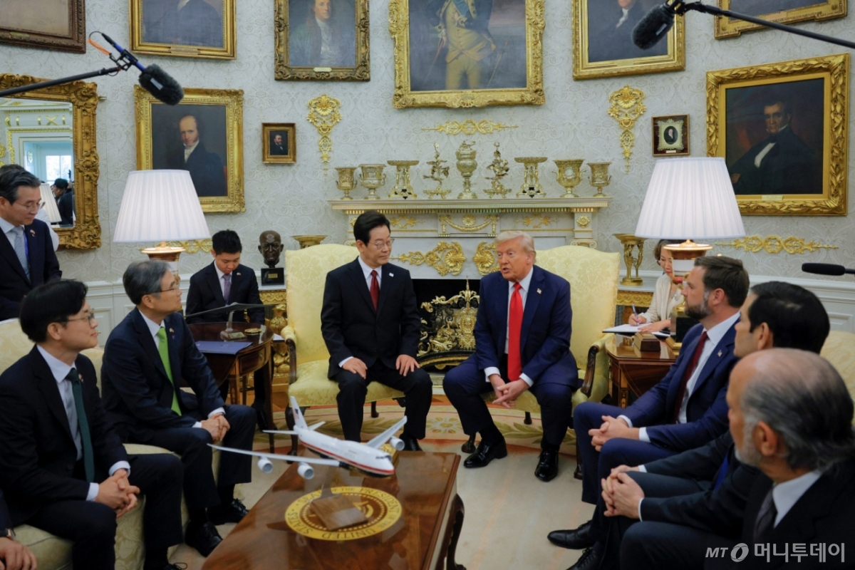(로이터=뉴스1) 신웅수 기자 = 이재명 대통령이 25일(현지시간) 미국 워싱턴 백악관에서 도널드 트럼프 미국 대통령과 한미 정상회담을 하고 있다.  ⓒ 로이터=뉴스1  Copyright © 뉴스1. All rights reserved. 무단 전재 및 재배포,  AI학습 이용 금지. /사진=(로이터=뉴스1) 신웅수 기자