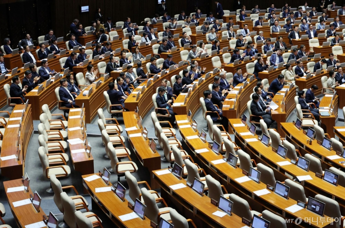 [서울=뉴시스] 김명년 기자 = 더불어민주당 의원들이 25일 오전 서울 여의도 국회 본회의에서 상법 일부개정법률안(2차 상법 개정안)이 통과되자 박수치고 있다. 2025.08.25. kmn@newsis.com /사진=김명년