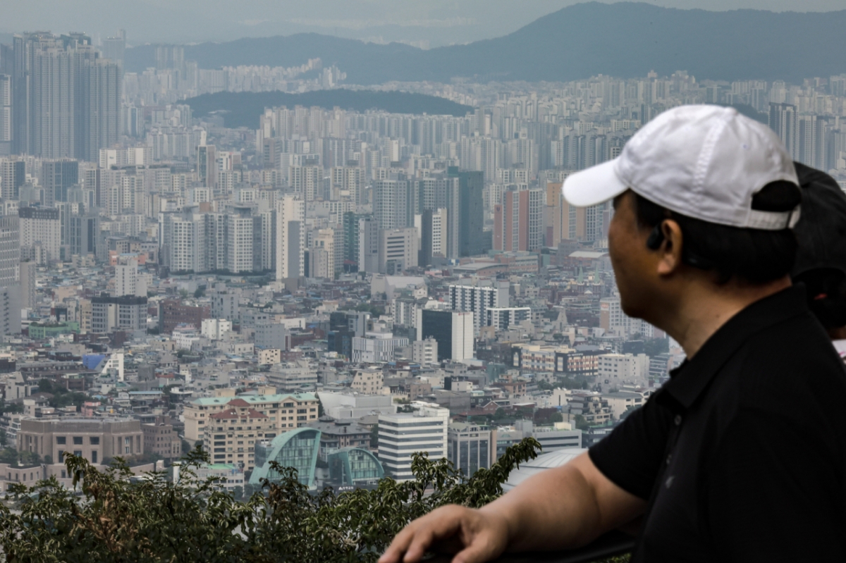 [서울=뉴시스] 정병혁 기자 = 2일 서울 중구 남산에서 서울시내 아파트가 보이고 있다.   서울 집값이 1주 전보다 0.27% 오르며 4주 연속 상승폭을 키웠다. 서울 아파트 매매가격(0.19%→0.27%)은 9·7 공급대책 발표 이후 4주 연속 상승폭이 커지며 전국의 집값 상승을 이끌었다. 9월1일 0.08%→9월8일 0.09%→9월15일 0.12%→9월22일 0.19%→9월29일 0.27%로 상승속도가 점차 빨라지는 추세다. 2025.10.02 jhope@newsis.com /사진=정병혁