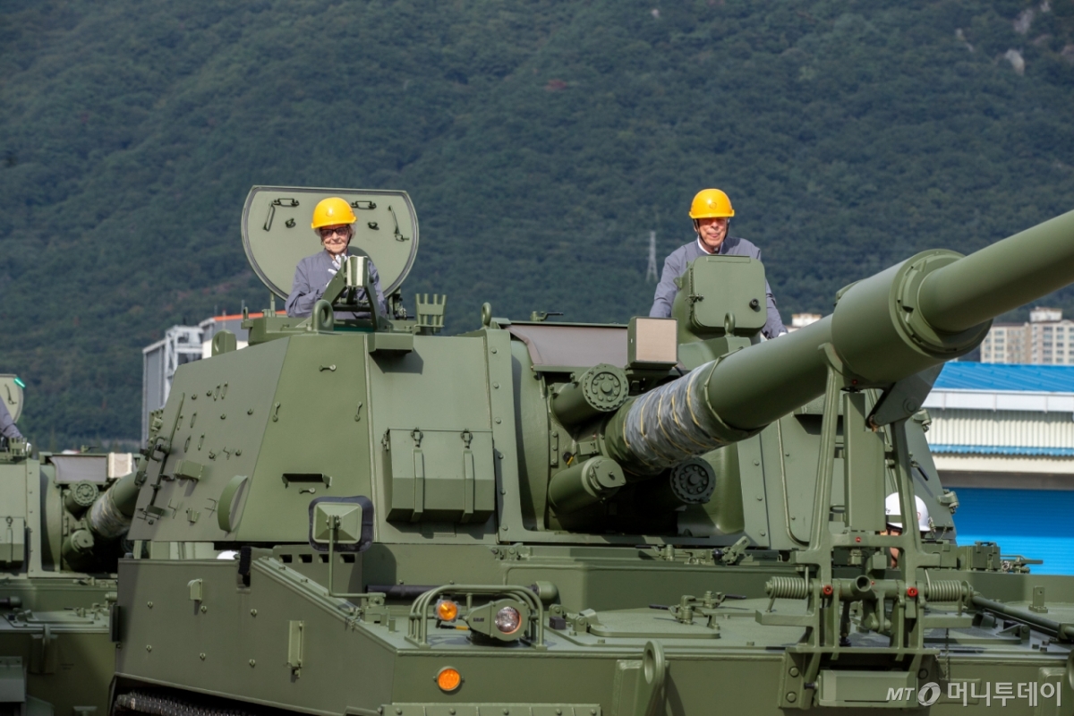 (서울=뉴스1) = 한화에어로스페이스, 한화시스템, 한화오션은 지난 19일 국가보훈부와 함께 6.25전쟁 미국 참전용사 등을 경남 지역 사업장으로 초청해 이들의 헌신을 되새기는 행사를 열었다고 22일 밝혔다.  지난 19일 한화에어로스페이스 창원2사업장에서 진행된 '참전용사 재방한 행사'에서 미 해군의 병원선박인 ‘헤이븐(USS HAVEN)’에서 해군 간호사로 복무한 최고령 참석자 로이스 R. 귄(98, 왼쪽), 미 육군 하사로 참전한 로버트 M. 마르티네즈(94)가 K9 자주포에 탑승해 기념촬영하고 있다. (한화에어로스페이스 제공. 재판매 및 DB 금지) 2025.9.22/뉴스1  Copyright © 뉴스1. All rights reserved. 무단 전재 및 재배포,  AI학습 이용 금지. /사진=(서울=뉴스1)