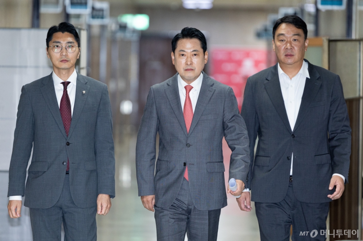 (서울=뉴스1) 유승관 기자 = 장동혁 국민의힘 대표가 2일 서울 여의도 국회에서 이진숙 전 방송통신위원장 체포 관련 기자간담회를 위해 이동하고 있다. 2025.10.2/뉴스1  Copyright © 뉴스1. All rights reserved. 무단 전재 및 재배포,  AI학습 이용 금지. /사진=(서울=뉴스1) 유승관 기자