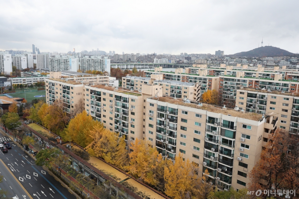 (서울=뉴스1) 신웅수 기자 = 압구정2구역에 최고 250m 높이의 2606가구 단지가 들어선다. 서울시는 지난 25일 제12차 도시계획위원회 수권분과소위원회를 개최해 압구정2구역 정비구역 및 정비계획 결정(변경)과 개발기본계획, 도시관리계획 결정(변경) 계획, 경관심의(안)를 '수정가결'했다고 25일 밝혔다. 현재 압구정동 일대에서는 미성, 현대, 한양 등의 아파트 1만여 가구가 6개 구역으로 나뉘어 재건축을 추진하고 있다. 압구정2구역은 1982년 준공된 현대아파트를 재건축하는 사업지로 재건축을 통해 용적률 300% 이하, 12개 동 2606가구(공공주택 321가구 포함), 최고 높이 250미터 이하 규모의 공동주택단지로 거듭날 전망이다. 사진은 26일 서울 강남구 압구정2구역의 모습. 2024.11.26/뉴스1 Copyright © 뉴스1. All rights reserved. 무단 전재 및 재배포, AI학습 이용 금지. /사진=(서울=뉴스1) 신웅수 기자