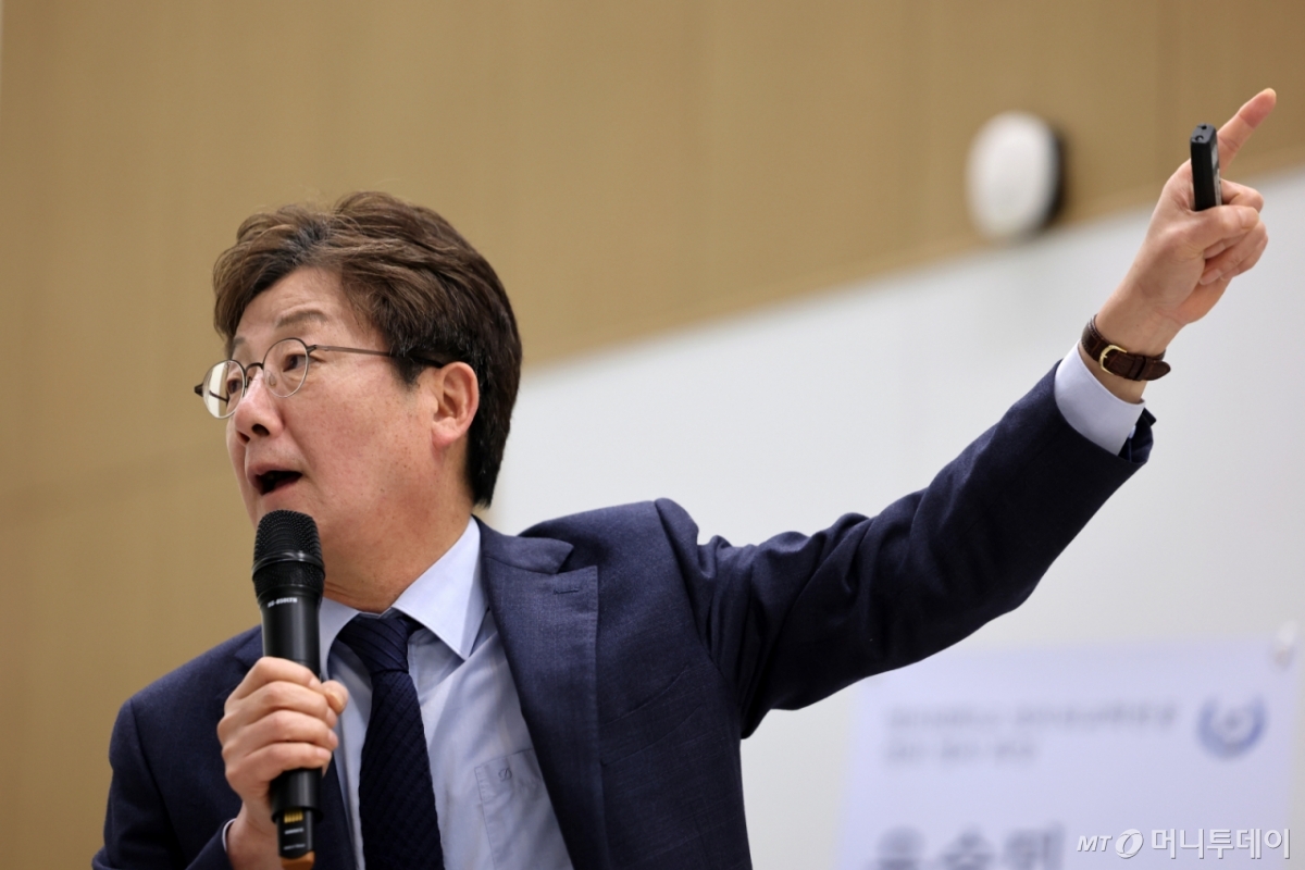 (서울=뉴스1) 이승배 기자 = 국민의힘 대선 경선 불참을 선언한 유승민 전 의원이 14일 서울 서대문구 명지대학교에서 '더 나은 세상을 위한 정치 개혁'을 주제로 초청 강연을 하고 있다. 2025.4.14/뉴스1 Copyright © 뉴스1. All rights reserved. 무단 전재 및 재배포, AI학습 이용 금지. /사진=(서울=뉴스1) 이승배 기자