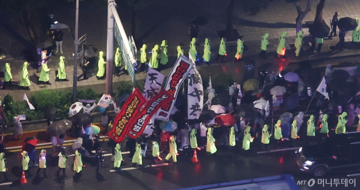 (서울=뉴스1) 박지혜 기자 = 윤석열 전 대통령을 지지하는 보수 성향의 단체들이 19일 서울 명동에서 집회가 제한되자 종각 인근에서 ‘반중 시위’ 행진을 하고 있다. 중국인 관광객들이 많고 주한 중국대사관이 위치한 서울 명동에서 집회가 제한되자 인근 도심에서 행진이 열린 것이다. 김민석 국무총리는 이날 경찰청장 직무대행에게 “필요시 집회 및 시위에 관한 법률과 경찰관직무집행법 등에 따라 강력하게 조치하라”고 지시하기도 했다. 2025.9.19/뉴스1 Copyright © 뉴스1. All rights reserved. 무단 전재 및 재배포, AI학습 이용 금지. /사진=(서울=뉴스1) 박지혜 기자