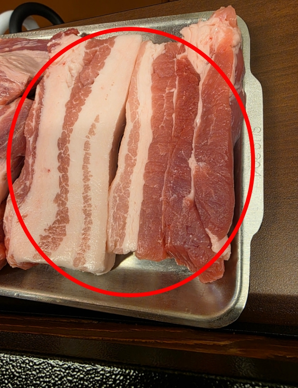 유명 고깃집에서 삼겹살을 주문했다가 '과도한 지방'에 실망했다는 경험담이 화제다.