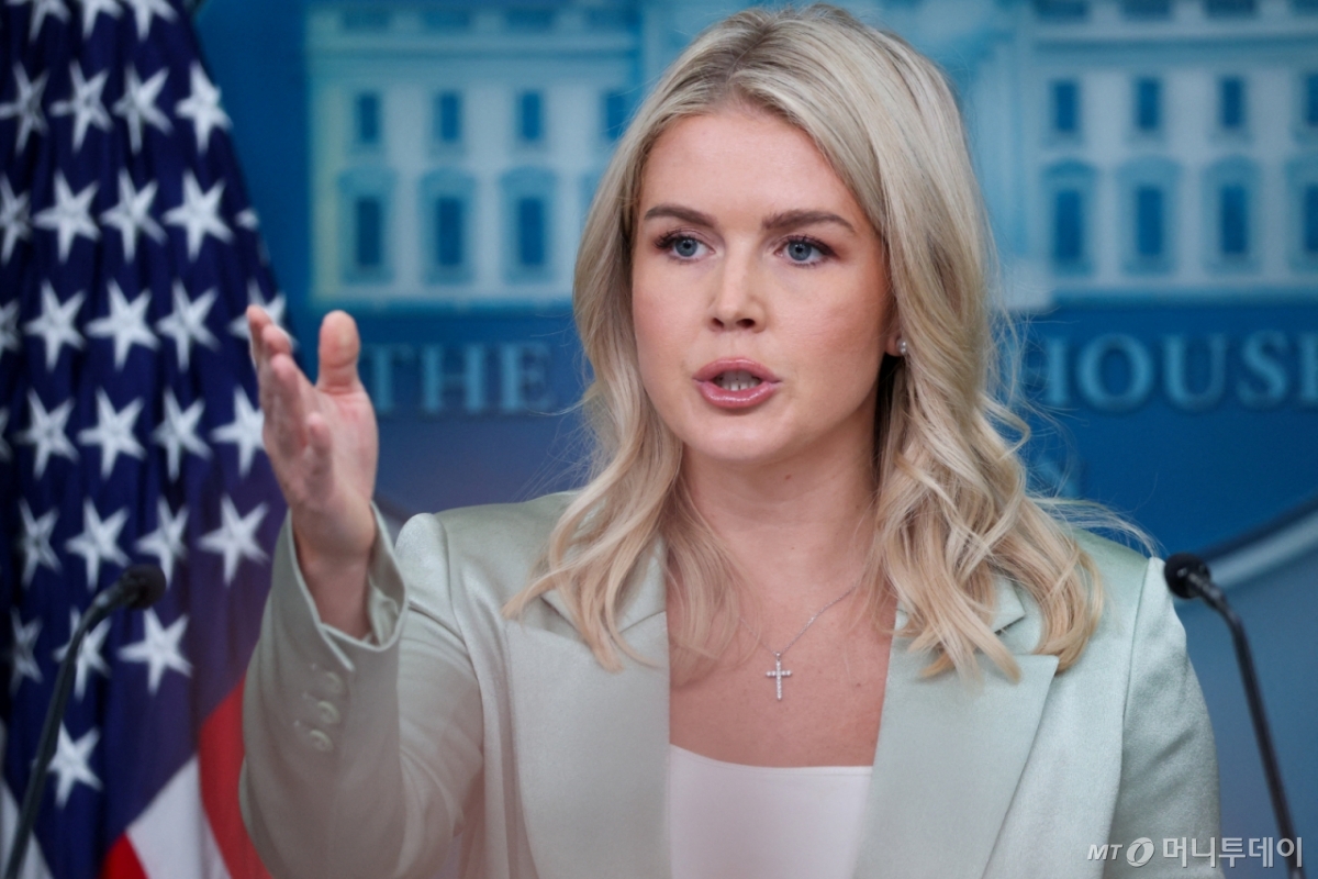 캐롤라인 레빗 백악관 대변인이 지난 9월9일(현지시간) 미국 워싱턴DC 백악관에서 언론 브리핑을 하는 동안 질문자를 지명하고 있다. /워싱턴DC 로이터=뉴스1