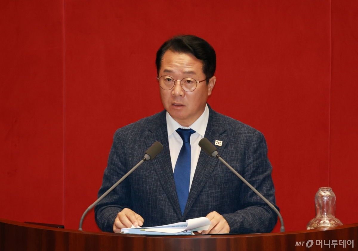 문금주 더불어민주당 의원이 지난달 29일 서울 여의도 국회에서 열린 본회의에서 국회에서의 증언, 감정 등에 관한 일부개정법률안(대안) 찬성 무제한 토론을 하고 있다./사진=뉴시스