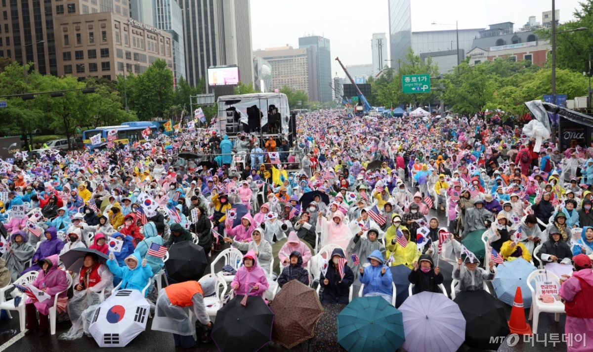 10일 서울 광화문 네거리 인근에서 열린 자유통일당 '국민저항권 광화문 국민대회'에서 참가자들이 구호를 외치고 있다. 2025.5.10 (사진은 기사 내용과 무관함) /사진=뉴스1