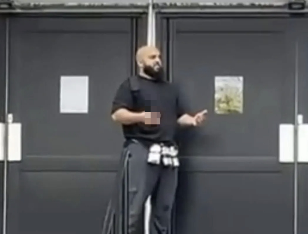 유대교 최대 명절인 욤 키푸르 기념 예배가 진행 중이던 영국 유대교 회당에서 발생한 흉기 테러 사건 용의자로 지목된 시리아계 영국 시민 지하드  알샤미가 흉기를 들고 경찰과 대치하고 있다. /사진=X