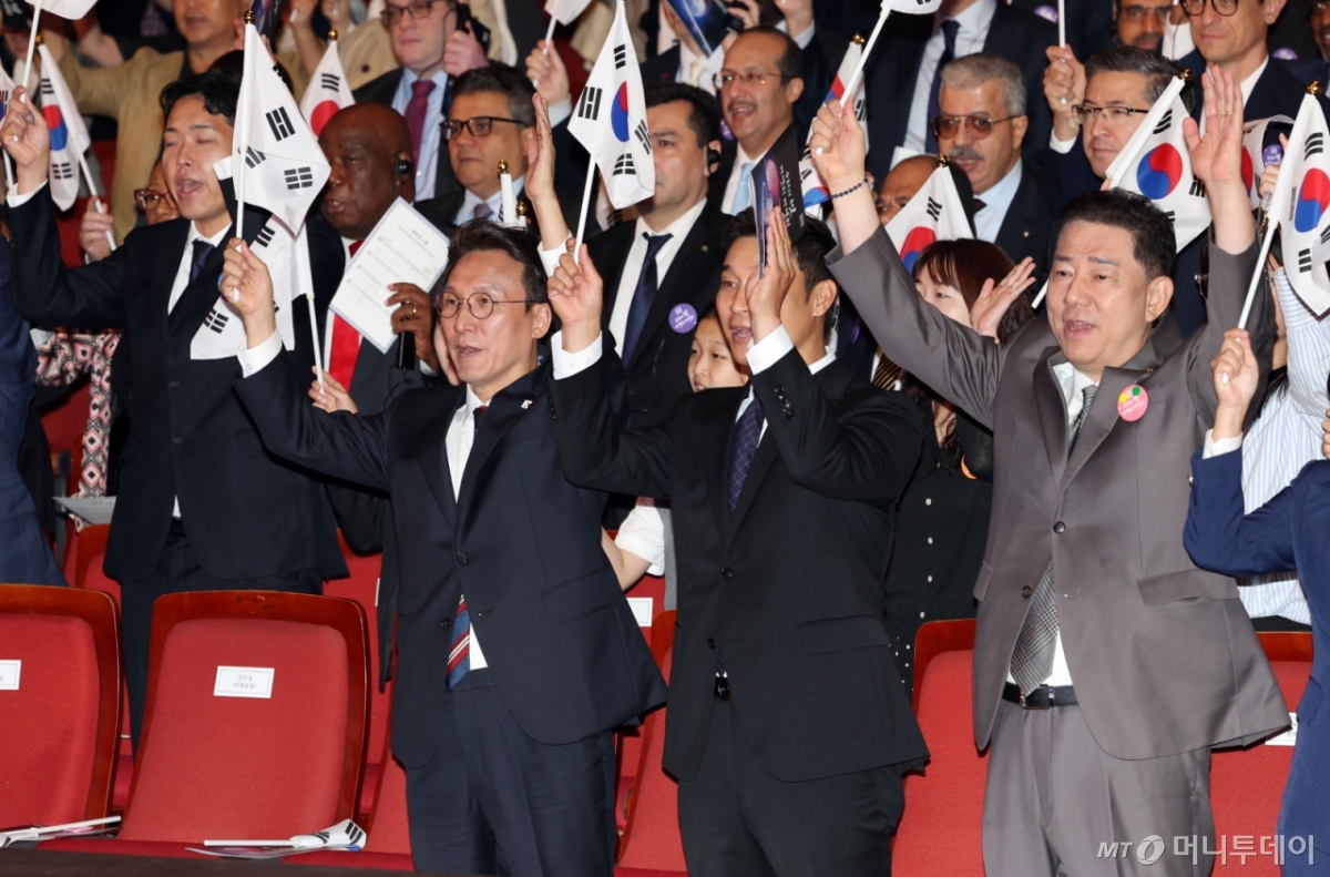 김민석 국무총리 등 내빈들이 3일 서울 종로구 세종문화회관에서 열린 제4357주년 개천절 경축식에서 태극기를 들고 만세삼창을 외치고 있다./사진=뉴시스