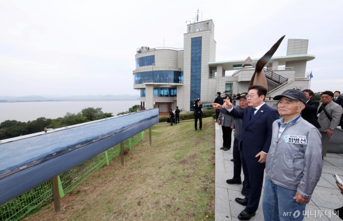 [인천=뉴시스] 고범준 기자 = 이재명 대통령이 3일 인천 강화군 강화평화전망대에서 실향민과 북녘을 바라보며 대화하고 있다. 2025.10.03. bjko@newsis.com /사진=고범준