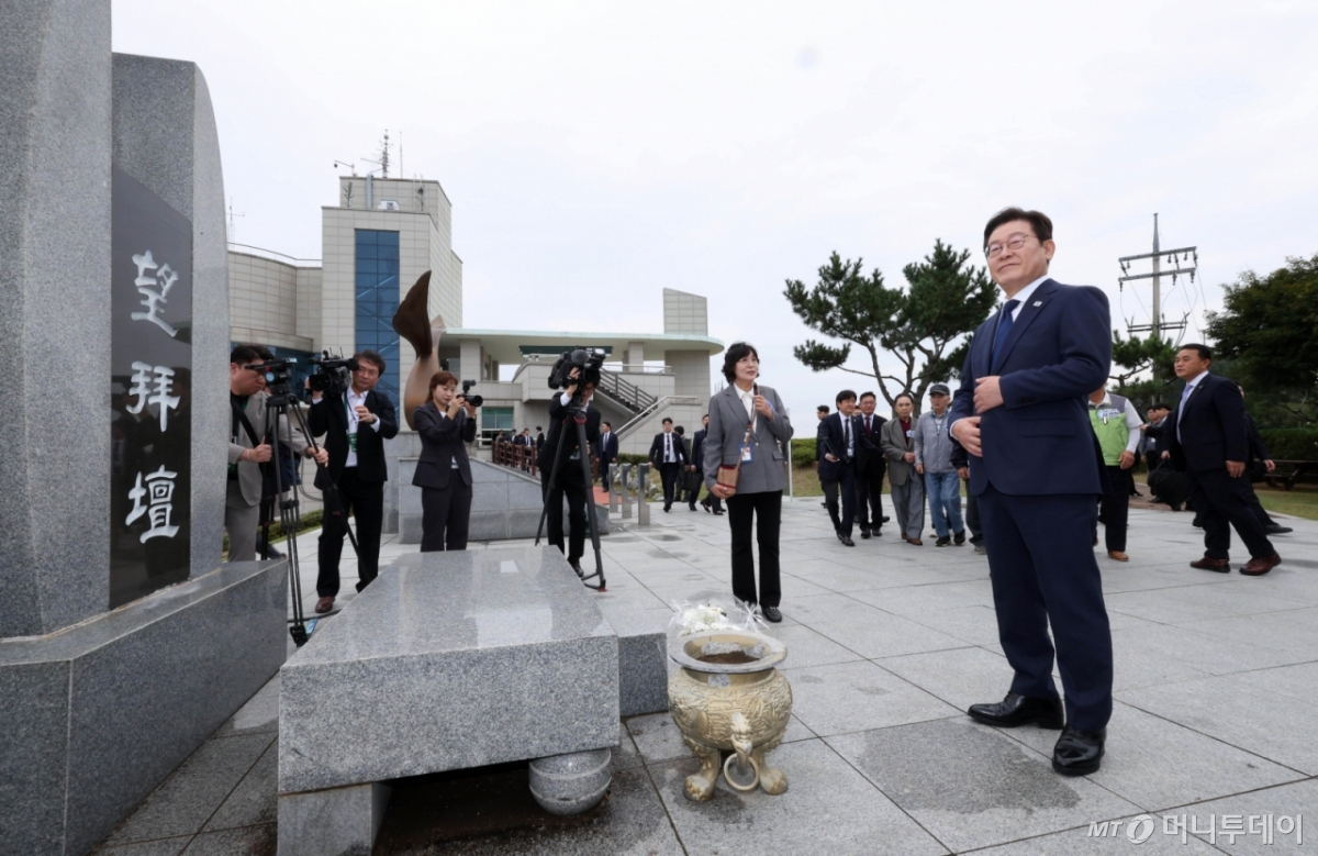 [인천=뉴시스] 고범준 기자 = 이재명 대통령이 3일 인천 강화군 강화평화전망대 망배단 시찰을 하고 있다. 2025.10.03. bjko@newsis.com /사진=고범준