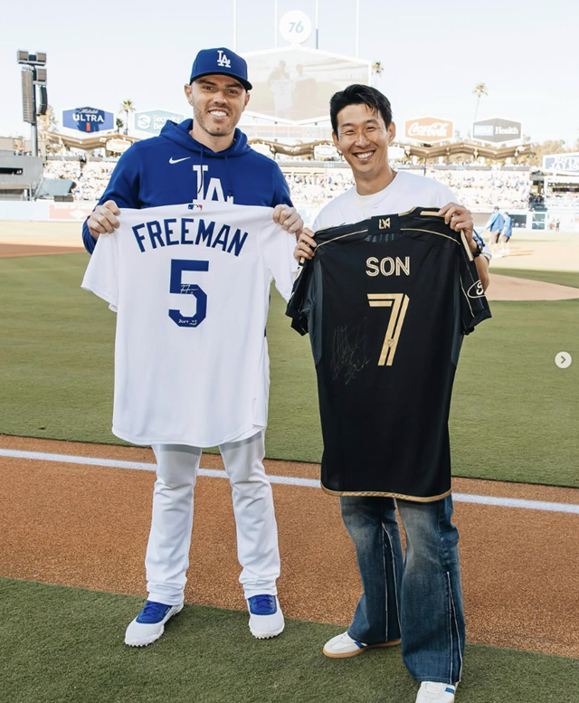 LA다저스의 앤드류 프리드먼과 손흥민(오른쪽)이 기념샷을 찍고 있다. /사진=LAFC SNS