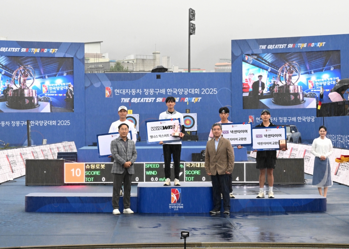 장재훈 현대차그룹 부회장(사진 앞줄 오른쪽)이 3일 광주 동구 5.18 민주광장 특설경기장에서 열린 '현대자동차 정몽구배 한국양궁대회 2025' 남자 리커브 수상자들과 시상식 후 기념촬영을 하고 있다./사진=현대차