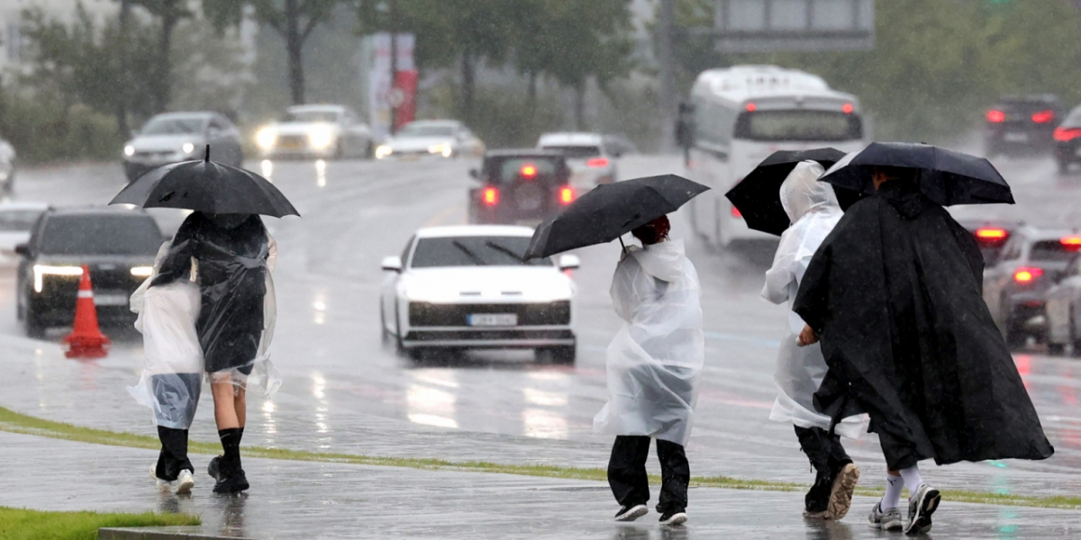 가을비가 내린 지난달 28일 오전 서울 종로구 광화문 앞에서 우산을 쓴 시민이 발걸음을 재촉하고 있다. /사진=뉴시스