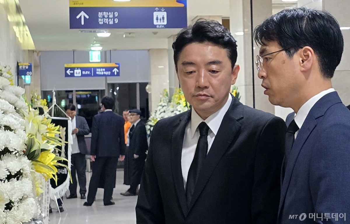 (세종=뉴스1) 장동열 기자 = 강훈식 대통령 비서실장이 3일 세종 은하수공원 장례식장에 마련된 국가전산망 담당 행정안전부 공무원 A씨 빈소를 조문하고 있다. 2025.10.3/뉴스1 Copyright © 뉴스1. All rights reserved. 무단 전재 및 재배포, AI학습 이용 금지. /사진=(세종=뉴스1) 장동열 기자