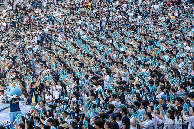창원NC파크를 가득 채운 관중. /사진=NC 다이노스 제공