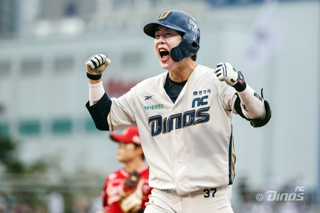 NC 박건우가 4일 창원 SSG전에서 1회말 1타점 적시타를 기록한 후 세리머니를 하고 있다. /사진=NC 다이노스 제공