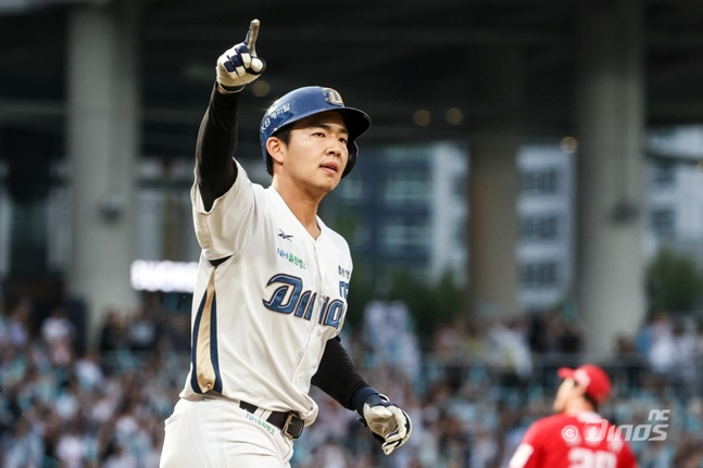 NC 김휘집이 4일 창원 SSG전에서 2회말 3점 홈런을 터트린 후 기뻐하고 있다. /사진=NC 다이노스 제공