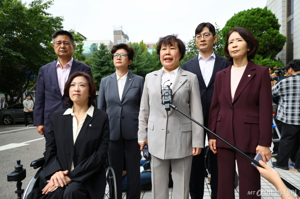 [서울=뉴시스] 황준선 기자 = 조배숙 의원을 비롯한 국민의힘 의원들이 4일 오후 공직선거법·국가공무원법 위반 등 혐의로 체포된 이진숙 전 방송통신위원장의 체포적부심이 열리는 서울 양천구 서울남부지방법원에서 이 전 위원장의 석방을 촉구하고 있다. 2025.10.04. hwang@newsis.com /사진=황준선