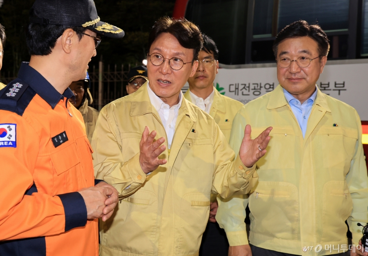 (대전=뉴스1) 김진환 기자 = 김민석 국무총리와 윤호중 행정안전부 장관이 27일 대전 유성구 국가정보자원관리원 화재 현장을 찾아 피해 상황 등을 살피고 있다. 2025.9.27/뉴스1 Copyright © 뉴스1. All rights reserved. 무단 전재 및 재배포, AI학습 이용 금지. /사진=(대전=뉴스1) 김진환 기자