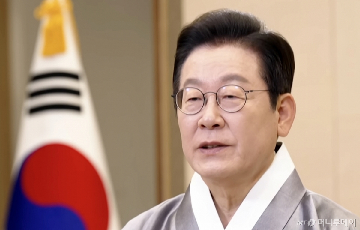 (서울=뉴스1) 이재명 기자 = 이재명 대통령이 4일 영상 메시지를 통해 국민들에게 추석 명절 인사를 하고 있다. (KTV 캡처. 재판매 및 DB 금지) 2025.10.4/뉴스1  Copyright © 뉴스1. All rights reserved. 무단 전재 및 재배포,  AI학습 이용 금지. /사진=(서울=뉴스1) 이재명 기자